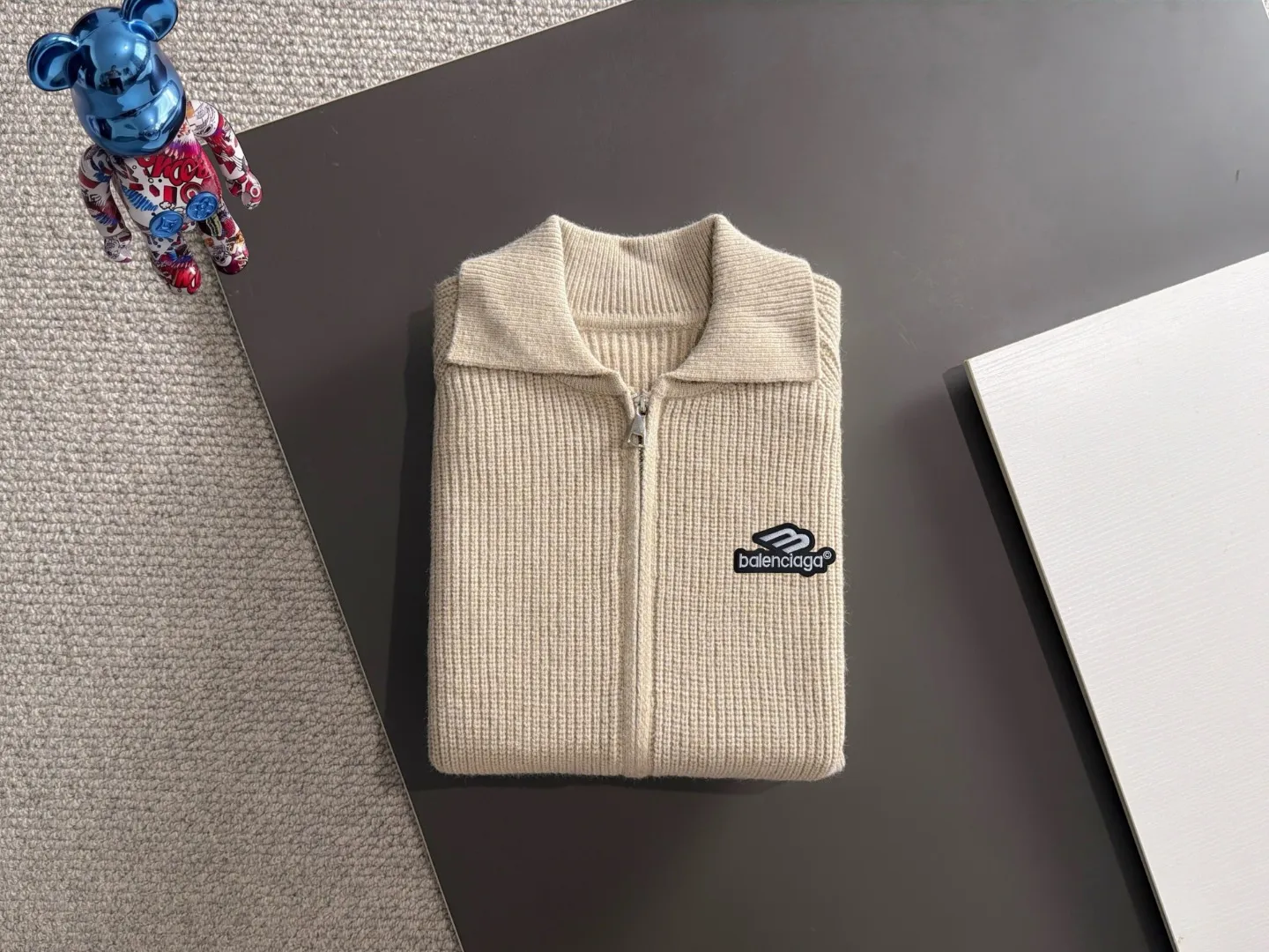 Next day shipment P225 Balenciaga 2026 Autumn and Winter latest sweater from official website, now on sale at counters simultaneously Hot Sale! Specially made of wool blended fabric. It feels comfortable and can be directly in contact with the skin. The logo badge is exquisitely embroidered, which is extremely eye-catching! The details highlight the fashionable charm of big brands. Exquisite workmanship. Three-dimensional cutting style. The wearing effect is invincible and handsome! All three standards are complete! Sizes:M-3XL